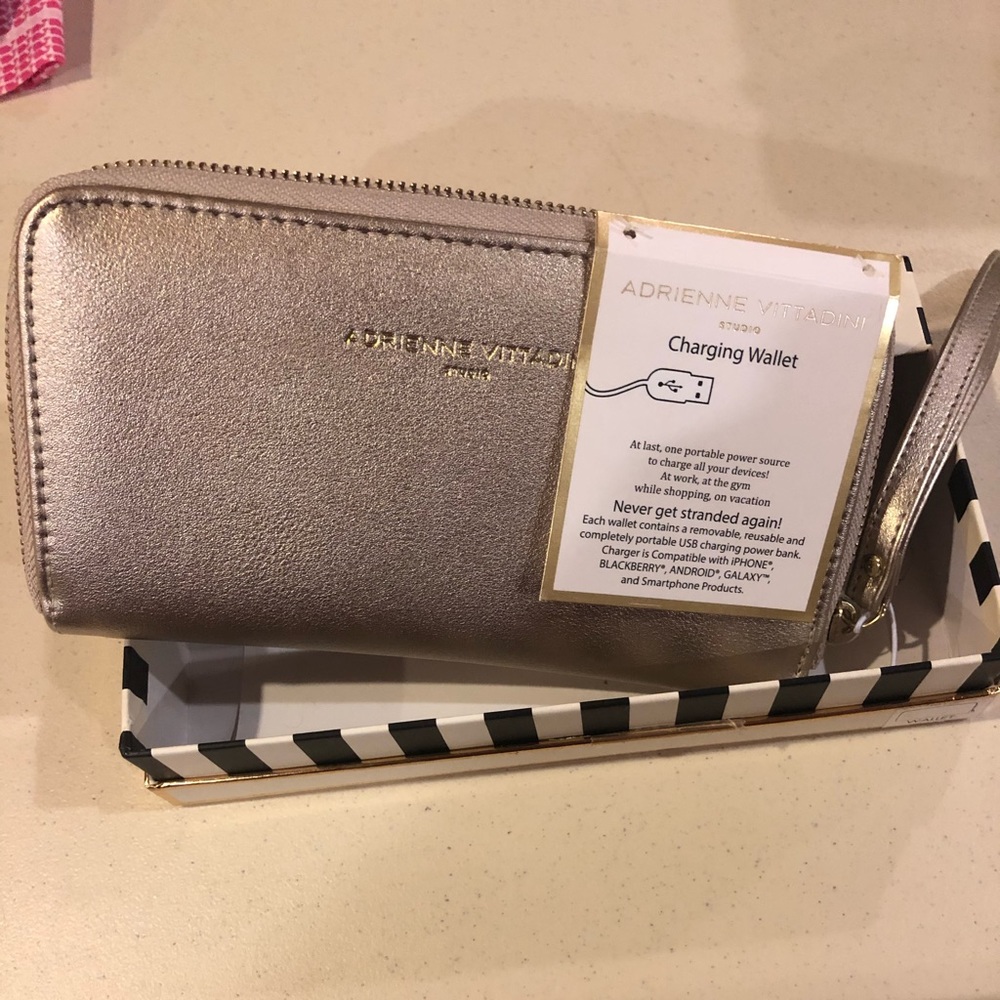 Adrienne Vittadini accordion charging wallet